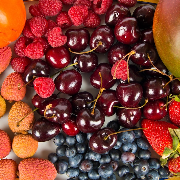 Foto gratuita diversi frutti colorati su sfondo bianco