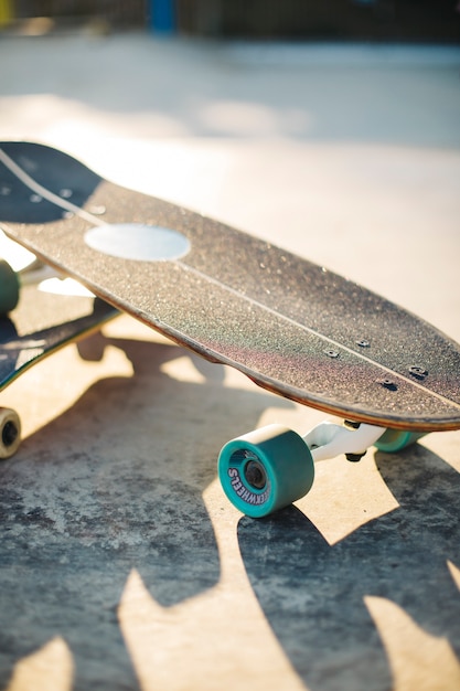 Foto gratuita skateboard sul pavimento in primo piano