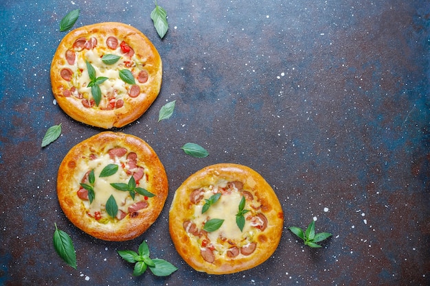 Foto gratuita pizzette fatte in casa fresche al basilico.