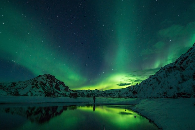 Foto gratuita montagna della neve con aurora boreale