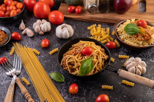 Foto gratuita spaghetti saltati in padella con pomodorini e basilico