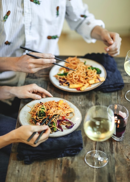 Foto gratuita mescolare gli spaghetti fritti con verdure biologiche