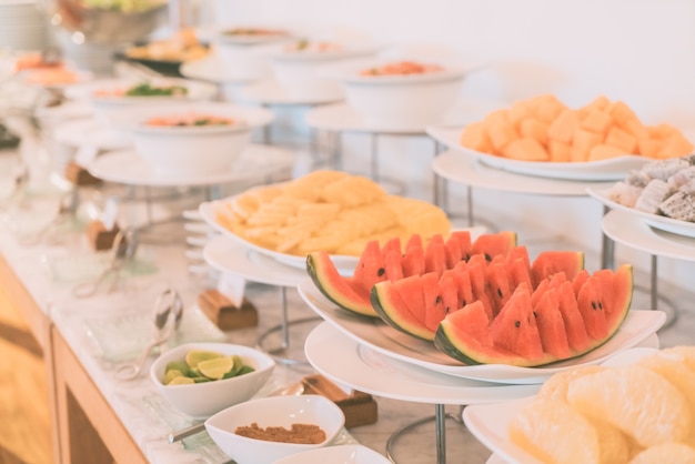 Foto gratuita pasto tavola del banchetto a buffet persone