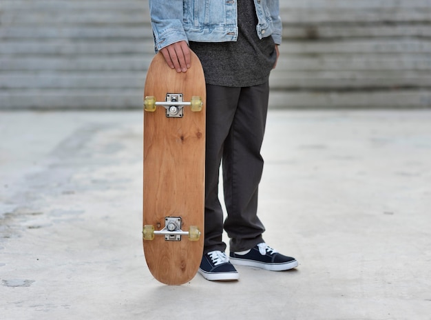 Foto gratuita ragazzo adolescente con lo skateboard da vicino