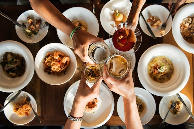 Foto gratuita un brindisi per una cena