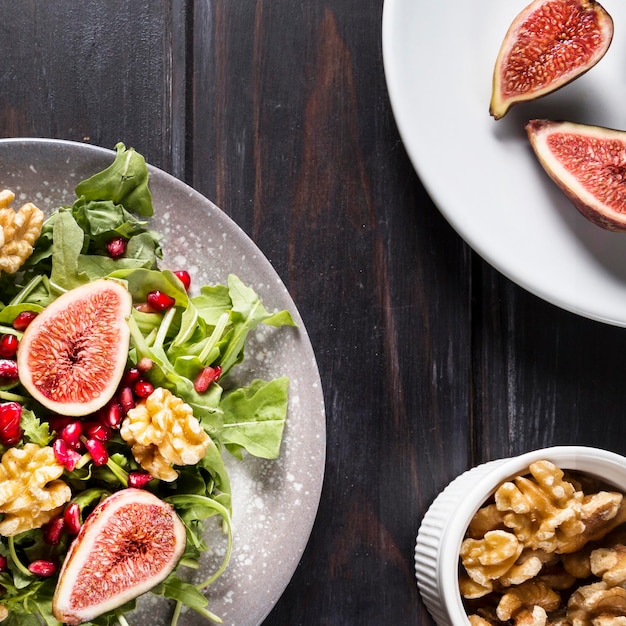 Foto gratuita vista dall'alto di insalata di fichi autunnali con noci