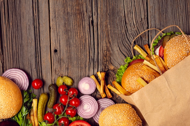 Foto gratuita vista dall'alto hamburger con patatine fritte in una borsa