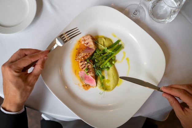 Foto gratuita vista dall'alto delizioso pasto nel ristorante di lusso