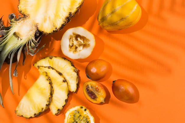 Foto gratuita vista dall'alto delizioso ananas e frutta sul tavolo