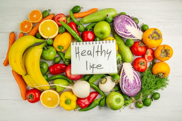 Foto gratuita vista dall'alto diverse verdure con frutta su sfondo bianco dieta insalata salute colore maturo