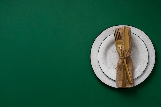 Foto gratuita vista dall'alto dei tavoli da pranzo senza cibo