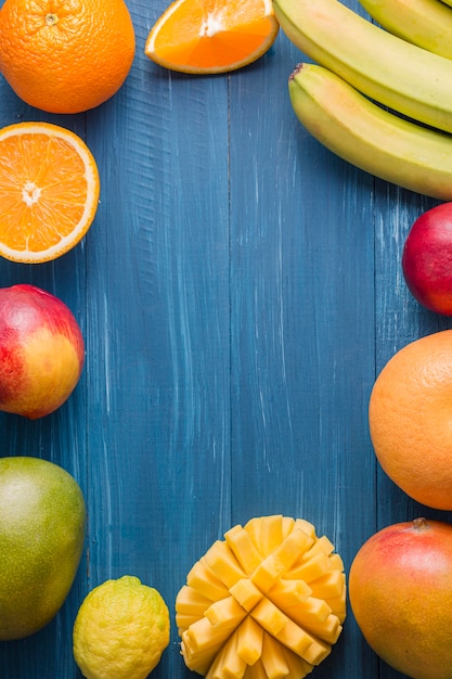 Foto gratuita cornice di frutta vista dall'alto