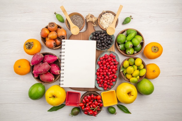 Foto gratuita vista dall'alto composizione di frutta fresca frutti diversi su sfondo bianco