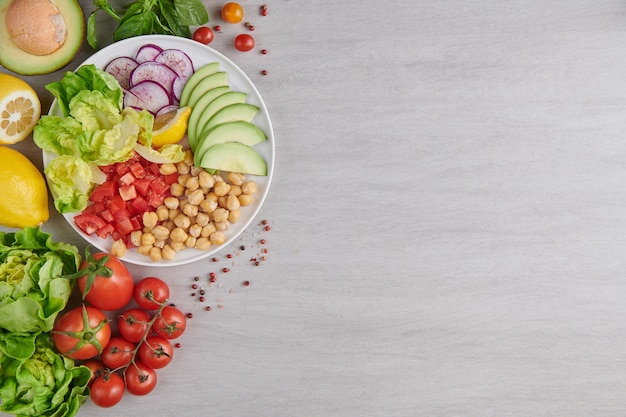 Foto gratuita vista dall'alto del cibo vegetariano sano ed equilibrato