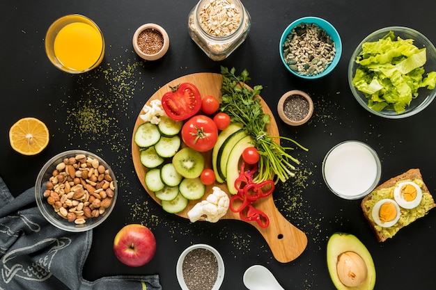 Foto gratuita vista dall'alto degli ingredienti; dryfruits e verdure su priorità bassa nera