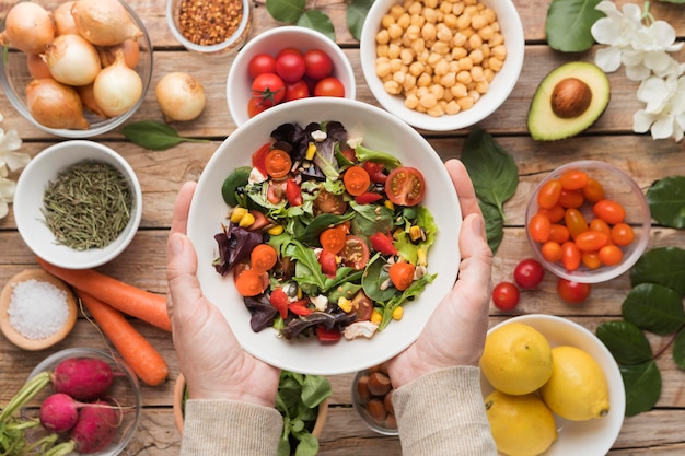 Foto gratuita vista dall'alto ingredienti e verdure in insalata