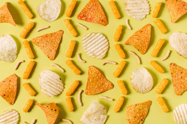 Foto gratuita vista dall'alto di nacho chips con patatine fritte e sbuffi di formaggio