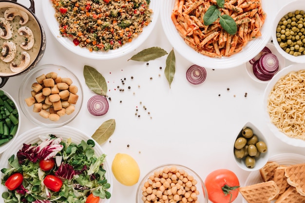 Foto gratuita vista dall'alto di pasta e cialde con spazio di copia