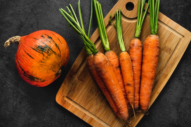 Foto gratuita vista dall'alto zucca e carote