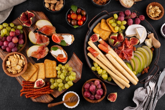 Foto gratuita tavolo con vista dall'alto pieno di deliziose disposizioni di cibo