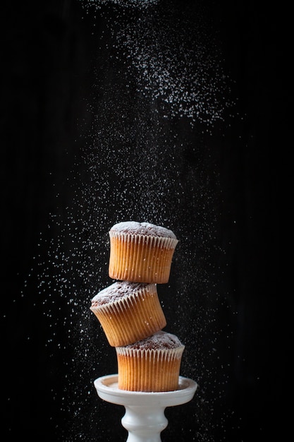 Foto gratuita torre di muffin con zucchero a velo