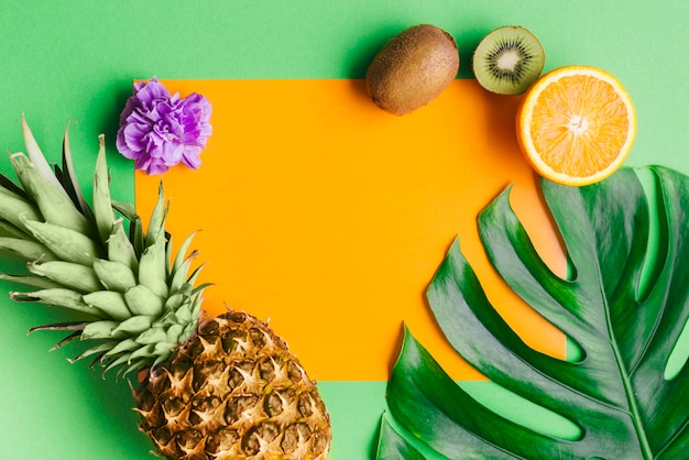 Foto gratuita sfondo di frutti tropicali con modello di scheda