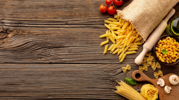 Foto gratuita pasta cruda con funghi pomodori e copia spazio