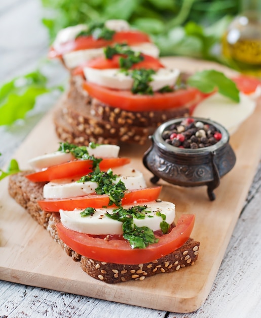 Foto gratuita utili panini dietetici con mozzarella, pomodori e pane di segale