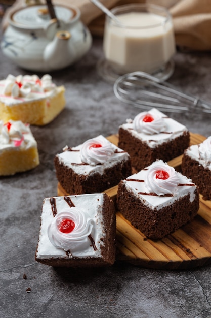 Foto gratuita torte alla vaniglia e cioccolato tagliati in bellissimi pezzi decorativi.