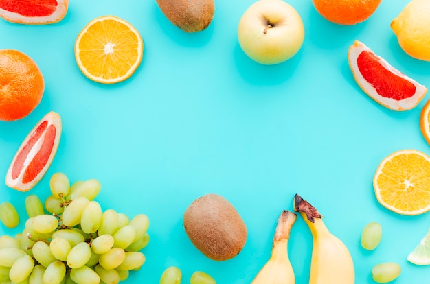 Foto gratuita vari frutti freschi sul tavolo