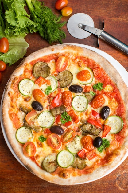 Foto gratuita pizza vegetariana con peperoni e olive assortite