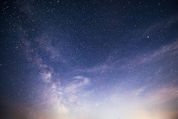 Foto gratuita cielo notturno vibrante con stelle e nebulose e galassie.