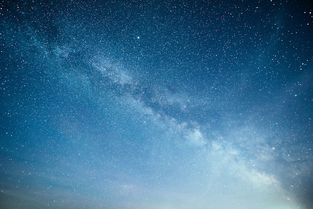 Foto gratuita cielo notturno vibrante con stelle e nebulose e galassie.