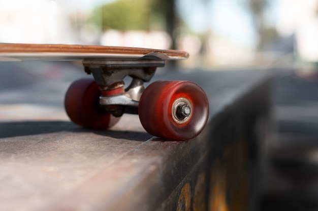 Foto gratuita vista dello skateboard con ruote all'esterno