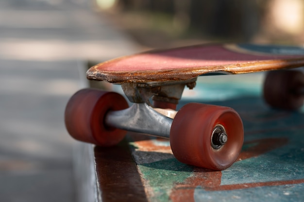 Foto gratuita vista dello skateboard con ruote all'esterno