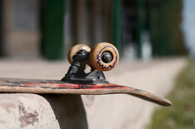 Foto gratuita vista dello skateboard con ruote all'esterno