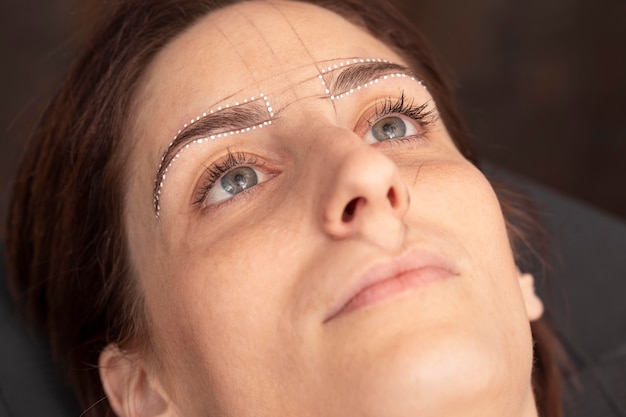 Foto gratuita donna che si sottopone a un trattamento di microblading