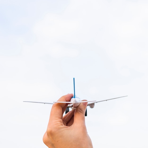 Foto gratuita aereo del giocattolo della tenuta della donna a disposizione