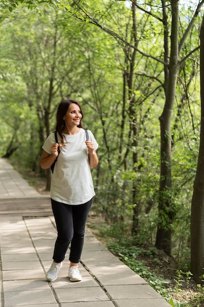 Foto gratuita donna che cammina nella natura