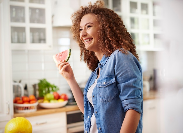 Foto gratuita donna con una fetta di cocomero