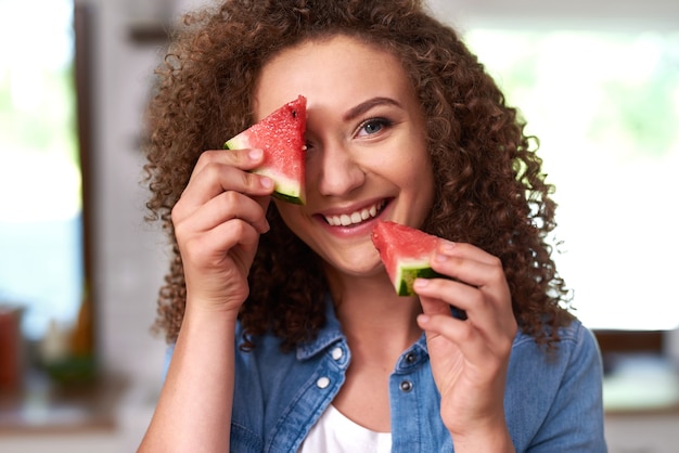 Foto gratuita giovane donna con una fetta di cocomero