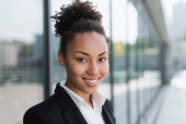 Photo gratuite afro américaine femme souriante se bouchent