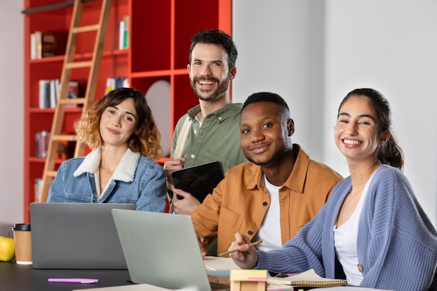 Photo gratuite amis pendant la session d'étude apprenant et souriant