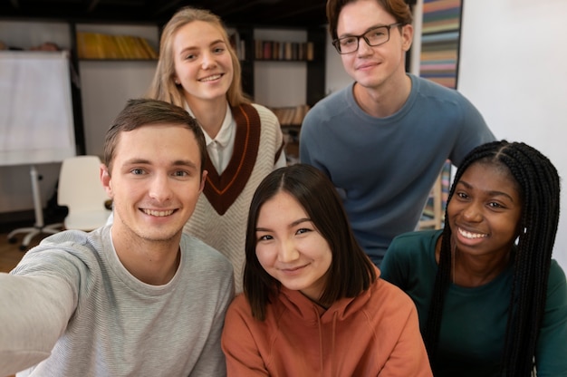 Photo gratuite collègues prenant un selfie ensemble pendant l'étude de groupe