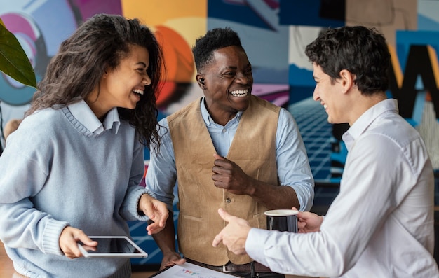 Photo gratuite collègues smiley au bureau conversant