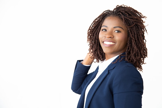 Photo gratuite contenu femme d'affaires souriant à la caméra