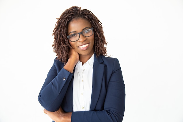 Photo gratuite contenu jeune femme d'affaires à lunettes