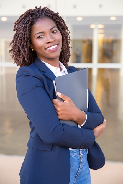 Photo gratuite employé de bureau joyeux posant à l'extérieur