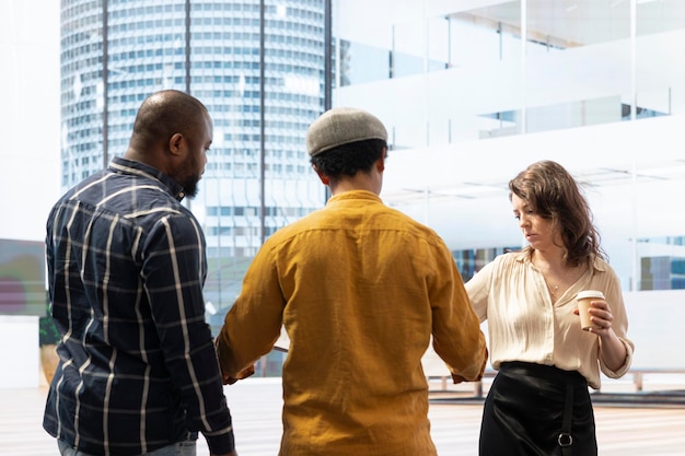 Photo gratuite une équipe immobilière et une femme d'affaires discutent de la conception et de la planification de l'espace de travail