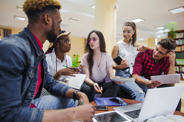 Photo gratuite Étudiants créatifs en train de remue-méninges sur un nouveau projet